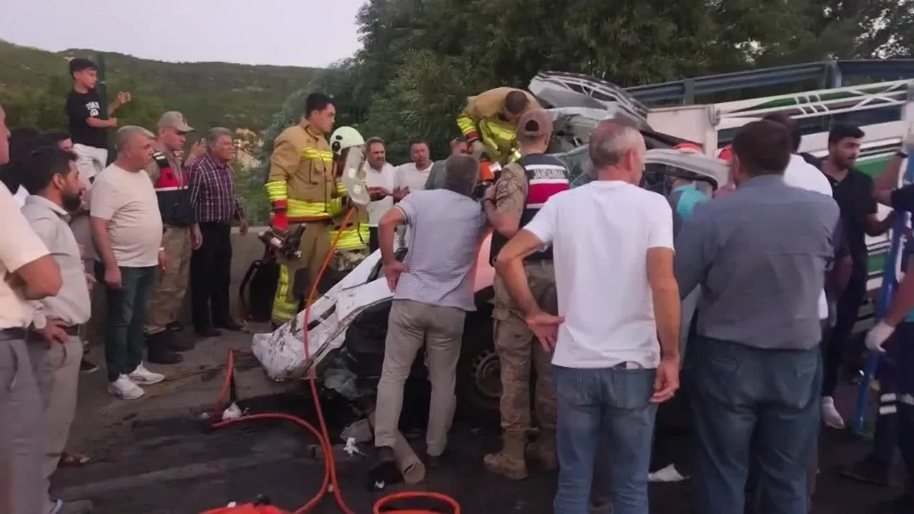 Bingöl’de Kamyon ile Kamyonet Çarpıştı: 1 Ağır Yaralı