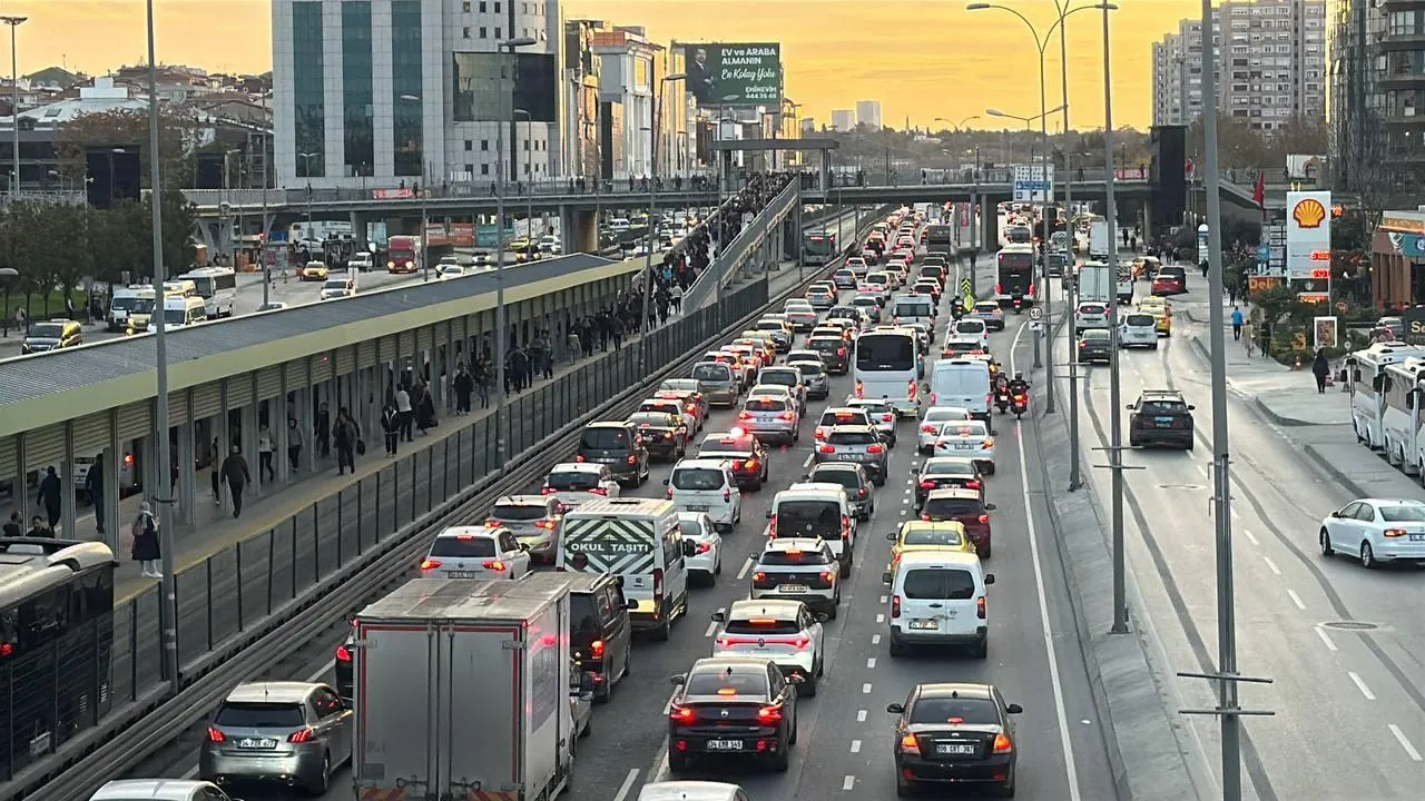 İstanbul'da Trafik Kabusu! Triatlon Şampiyonası İçin Onlarca Yol Kapatıldı