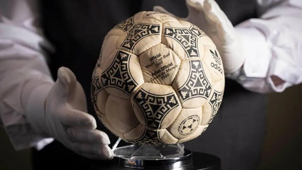 Maradona'nın 'Tanrı'nın Eli' Topu 3,3 Milyon Dolara Satıldı!
